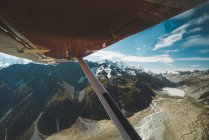Vue des montagnes enneigées sous aile plane — Photo de stock