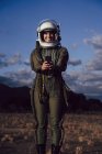 Улыбающаяся женщина-астронавт делает селфи мобильный телефон в вечерней природе — стоковое фото