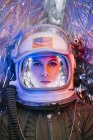 Крупним планом жіночий астронавт у старому космічному шоломі — стокове фото