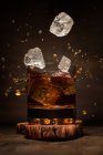 Разбрызгивание виски кубиками льда — стоковое фото