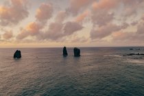 Большие скалы, омываемые морем — стоковое фото