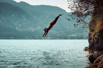 Человек прыгает в воду — стоковое фото