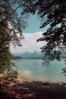 Живописное озеро между горами — стоковое фото