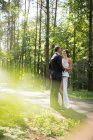 Одружена пара дивиться один на одного в лісі — стокове фото