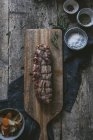 Свинина на дерев'яному столі зі спеціями та інгредієнтами — стокове фото