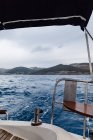 Деталь парусника в открытом море под облачным небом — стоковое фото