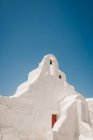 Altes weißes Felsgebäude auf Himmelshintergrund in Mykonos, Griechenland — Stockfoto