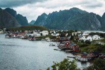 Petit village pittoresque au bord de l'océan en montagne — Photo de stock