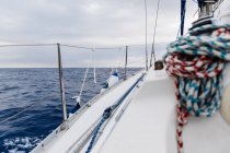 Dettaglio della barca a vela in alto mare sotto cielo nuvoloso — Foto stock