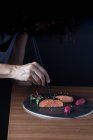 Женщина говорит вкусные филе лосося с палочками для еды — стоковое фото