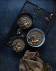 Sopa de creme de cogumelos com croutons em tigelas na bandeja no fundo escuro — Fotografia de Stock