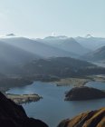 Vue imprenable sur les montagnes étonnantes entourant la vallée pittoresque et le lac calme par une journée ensoleillée en Nouvelle-Zélande — Photo de stock