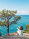 Fröhliche Frau macht Selfie mit Handy an malerischer Küste — Stockfoto