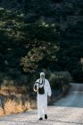 Uomo con maschera lacrimogena e costume da scienziato bianco — Foto stock