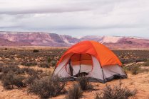 Tente touristique vide debout au milieu d'un magnifique désert par temps nuageux — Photo de stock