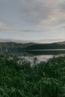 Красивое озеро в окружении холмов — стоковое фото