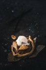 Смачна яблучна міні-галерея з м'ячем солодкого морозива на пергаменті — стокове фото
