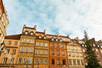 Новорічне прикраса у Варшаві Старої ринкової площі, докладно старі барвисті фасади — стокове фото