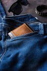 Vista aérea da roupa jeans mens com carteira, pulseira tack, smartphone. e sapatos de couro preto — Fotografia de Stock