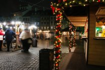 WARSAW, POLONIA - 28 DE NOVIEMBRE DE 2017: Mercado de Navidad en la Plaza del Mercado del casco antiguo de Varsovia por la noche - foto de stock