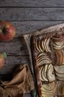 Tarte aux pommes maison sur table rustique en bois — Photo de stock