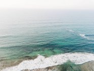 Ondulation bleu mer surface d'eau près de la plage — Photo de stock