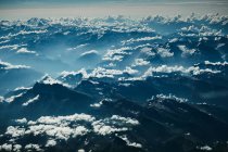 Vista sobre la montaña y las nubes desde el plano - foto de stock