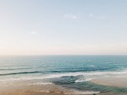 Sandstrand vom Meerwasser gewaschen — Stockfoto