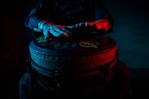 Técnica de práctica percusionista joven con el tam tam o tambor, iluminación de color en rojo y azul.hands ver - foto de stock