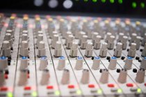 Placa de mixer de áudio close-up — Fotografia de Stock