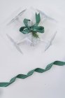 Дрон, загорнутий як різдвяний подарунок з зеленою стрічкою на білому тлі — стокове фото