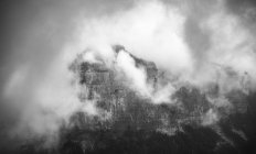 Великі хмари над горами — стокове фото