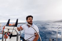 Kapitän eines Schiffes, das auf einem Segelboot fährt — Stockfoto