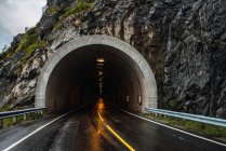 Асфальтовая дорога, ведущая к туннелю — стоковое фото