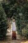 A piedi nudi donna che esegue poggiatesta sul percorso in giardino autunno — Foto stock