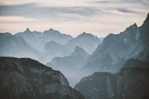 Dicke Wolken schweben am Himmel über den Gipfeln des majestätischen Bergrückens in den Dolomiten, Italien — Stockfoto