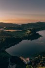 Чистое озеро и высокие холмы — стоковое фото