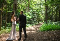 Casal casal de pé na natureza — Fotografia de Stock