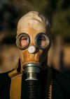 Людина зі сльозогінною газовою маскою — стокове фото