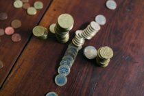 Glänzende Münzen auf dem Tisch — Stockfoto