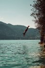 Чоловік стрибає у воду — стокове фото