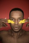 Porträt eines afrikanisch-amerikanischen Mannes mit gelben Farbschmierern im Gesicht — Stockfoto
