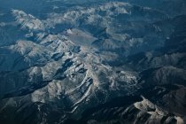 Vista de la montaña desde el avión - foto de stock