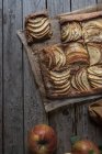 Домашній яблучний пиріг на сільському дерев'яному столі — стокове фото