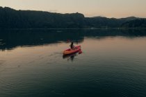 Mulher navegando em barco em lago puro — Fotografia de Stock
