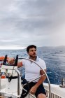 Capitano di una nave a vela su una barca a vela — Foto stock