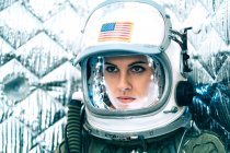 Красива жінка вдягнена як астронавт . — стокове фото