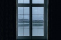 Lago e montagna attraverso la finestra — Foto stock