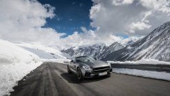 Carro em movimento na estrada da montanha em Alpes — Fotografia de Stock