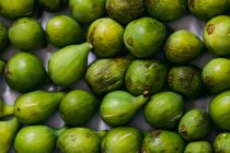 Свіжі зелені цілі інжир в шарі — стокове фото